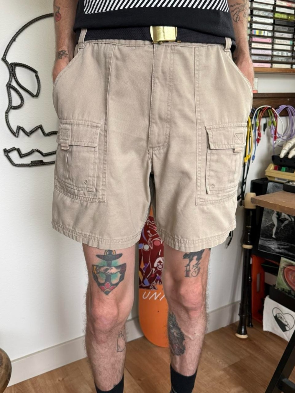 Vintage 2000s Tan Cargo Shorts ~ Size 33